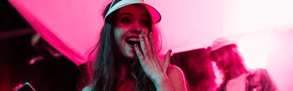 Tiro Panorâmico Menina Excitada Cobrindo Boca Boate Durante Festa Rave — Fotografia de Stock