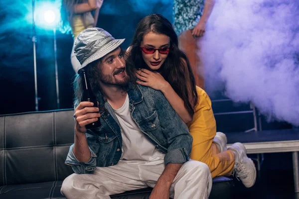 Man Met Alcohol Mooi Meisje Zittend Bank Nachtclub — Stockfoto