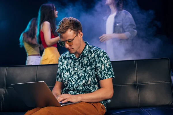 Man Sunglasses Sitting Couch Using Laptop Nightclub — Stock Photo, Image
