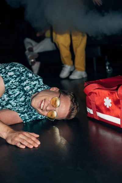 Man Lying Floor First Aid Kit Bag Nightclub — Stock Photo, Image