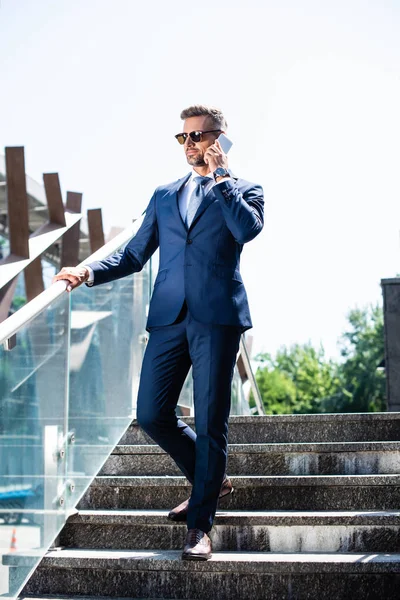 Stilig Man Kostym Och Glasögon Pratar Smartphone — Stockfoto