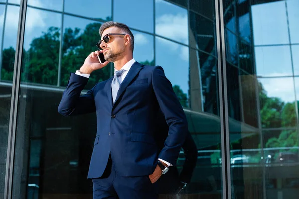 Pohledný Muž Obleku Brýle Mluvící Smartphone — Stock fotografie