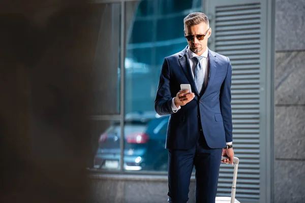 Enfoque Selectivo Hombre Negocios Guapo Traje Gafas Usando Teléfono Inteligente — Foto de Stock