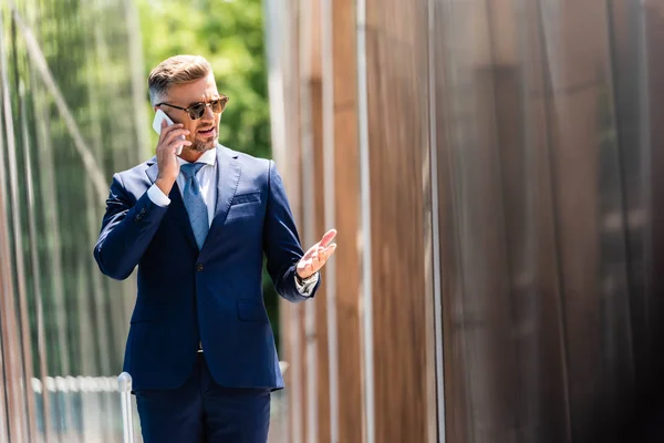 Όμορφος Επιχειρηματίας Κοστούμι Και Γυαλιά Που Μιλούν Στο Smartphone — Φωτογραφία Αρχείου