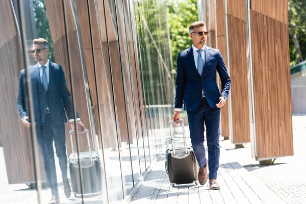 Handsome Businessman Suit Glasses Holding Smartphone Suitcase — Stock Photo, Image