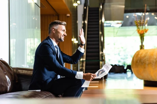 Vista Lateral Del Hombre Negocios Guapo Traje Ondeando Sosteniendo Periódico — Foto de Stock