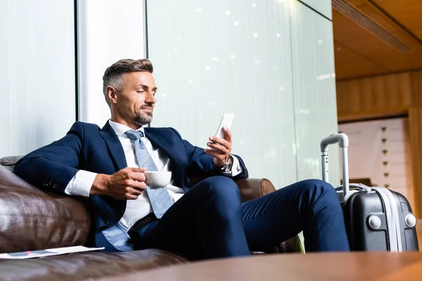 Homem Negócios Bonito Terno Usando Smartphone Segurando Copo — Fotografia de Stock