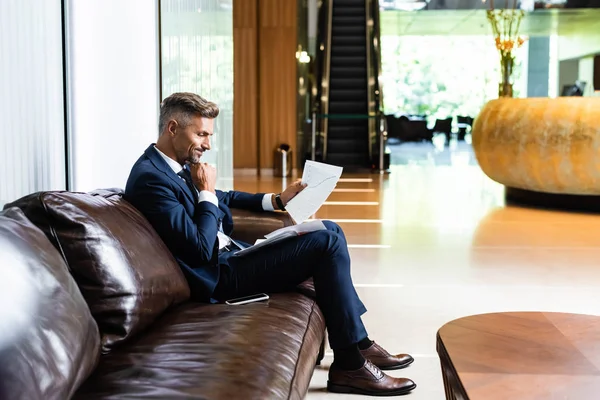 Vista Lateral Del Hombre Negocios Guapo Traje Mirando Los Papeles — Foto de Stock