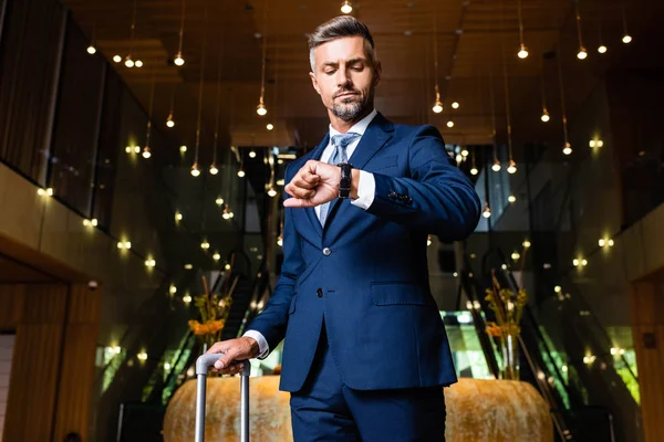 Schöner Geschäftsmann Anzug Schaut Auf Uhr Hotel — Stockfoto