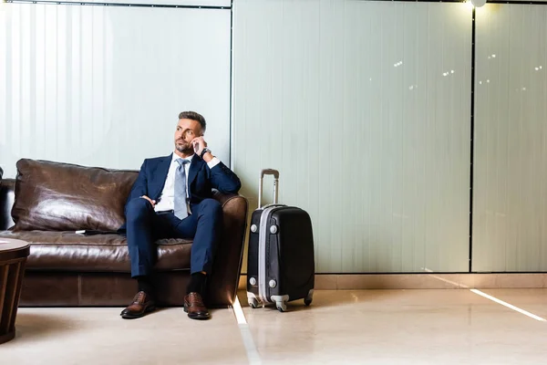 Homem Negócios Bonito Terno Sentado Sofá Falando Smartphone — Fotografia de Stock