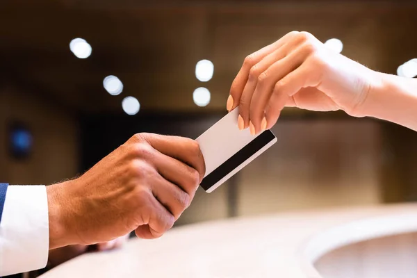 Cropped View Man Woman Holding Credit Card — Stock Photo, Image