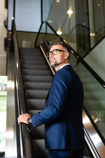 Hombre Negocios Guapo Confiado Traje Gafas Escaleras Mecánicas — Foto de Stock