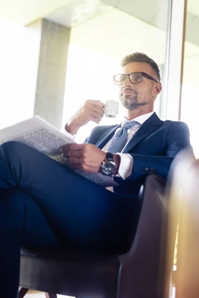 Homem Negócios Bonito Terno Óculos Segurando Copo Jornal — Fotografia de Stock