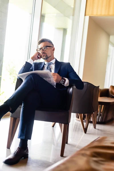 Homem Negócios Bonito Terno Óculos Segurando Jornal Olhando Para Longe — Fotografia de Stock