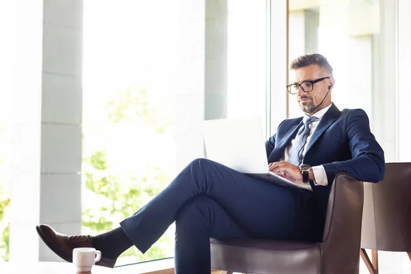 Schöner Geschäftsmann Anzug Und Brille Mit Kopfhörer Und Laptop — Stockfoto
