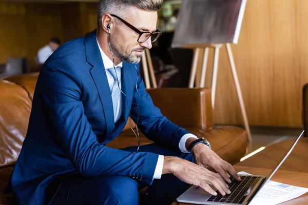 Homem Negócios Bonito Terno Óculos Com Fones Ouvido Usando Laptop — Fotografia de Stock