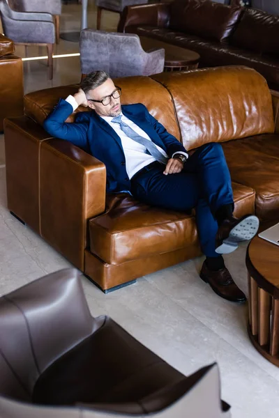 Hombre Negocios Guapo Traje Gafas Sentado Sofá —  Fotos de Stock