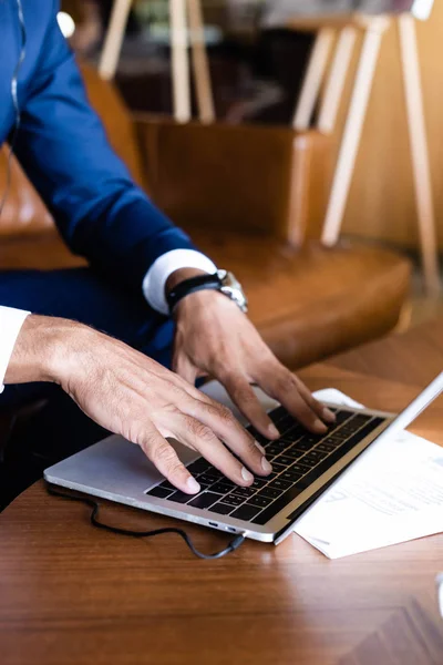 Abgeschnittene Ansicht Von Geschäftsmann Anzug Mit Laptop Hotel — Stockfoto