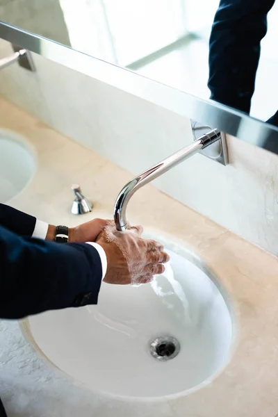 Hoge Hoek Weergave Van Man Wassen Handen Openbare Badkamer — Stockfoto