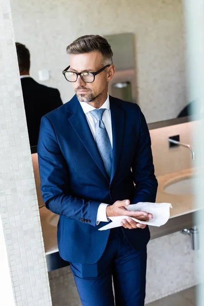 Homem Negócios Bonito Desgaste Formal Óculos Limpando Mãos — Fotografia de Stock