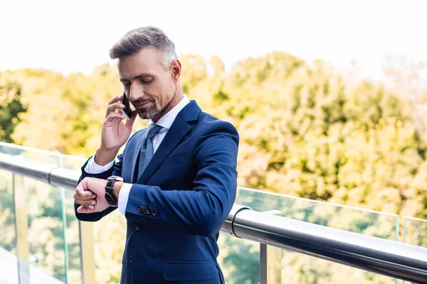 Homem Negócios Bonito Desgaste Formal Falando Smartphone Olhando Para Assistir — Fotografia de Stock