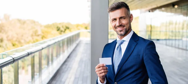 Plano Panorámico Hombre Negocios Guapo Ropa Formal Celebración Tarjeta Blanco — Foto de Stock