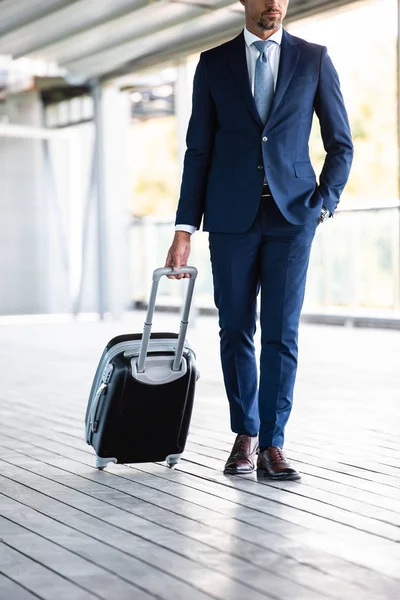 スーツケースを持つフォーマルな服を着たビジネスマンのトリミングされたビュー — ストック写真