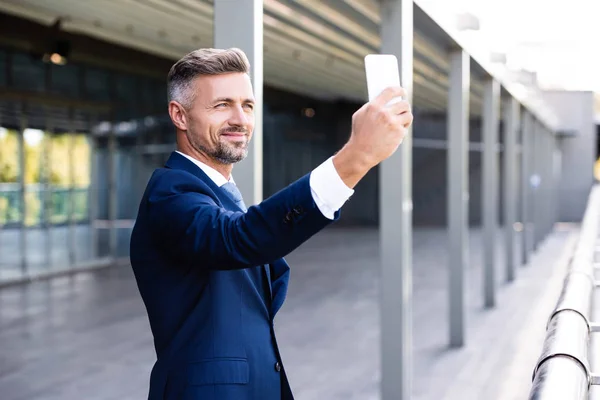 Przystojny Pewny Siebie Biznesmen Formalnym Nosić Mówić Selfie — Zdjęcie stockowe
