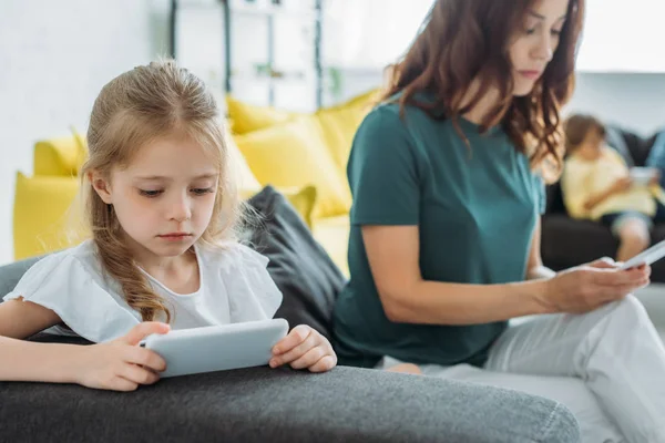 Foco Seletivo Mãe Filha Usando Smartphones Enquanto Senta Sofá Casa — Fotografia de Stock