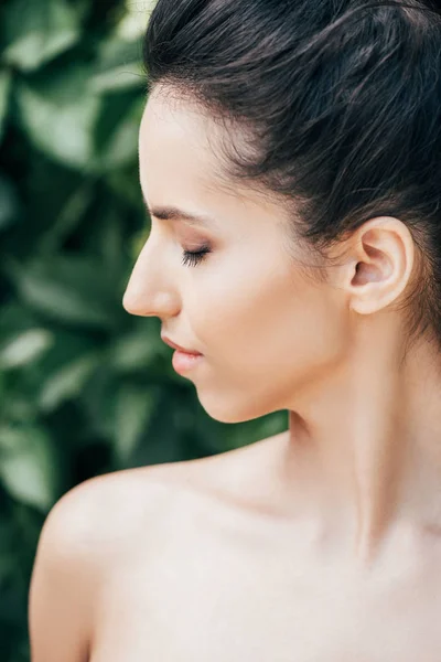 Seitenansicht Einer Jungen Und Nackten Frau Mit Geschlossenen Augen — Stockfoto