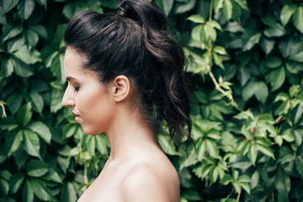 kapalı gözlü güzel ve çıplak kadın yan görünümü