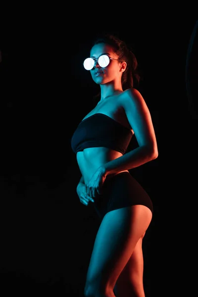 Stylowa Kobieta Okulary Stojące Izolowane Czarno — Zdjęcie stockowe
