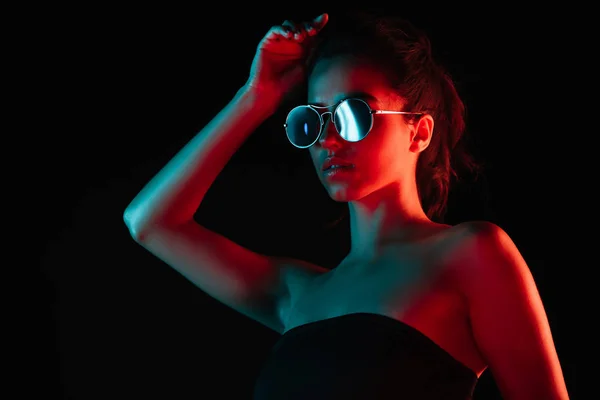 Femeie Tânără Elegantă Ochelari Soare Atingând Părul Izolat Negru — Fotografie, imagine de stoc