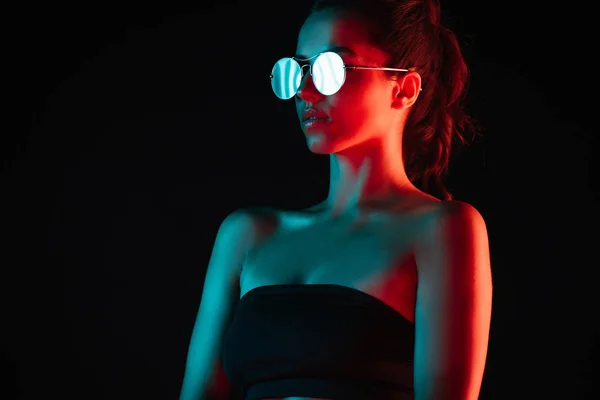 Модная Молодая Женщина Солнечных Очках Изолированных Черном — стоковое фото