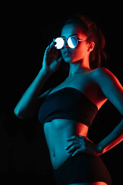 Mujer Elegante Tocando Gafas Sol Pie Con Mano Cadera Aislado — Foto de Stock