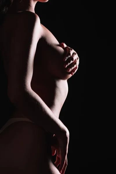 Przycięte Widok Kobiety Stringi Majtki Stojące Obejmujące Piersi Izolowane Czarno — Zdjęcie stockowe