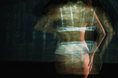 ağaçların yanında dantel beyaz iç çamaşırı ayakta seksi kız uzun pozlama 