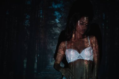 ağaçların yanında dantel beyaz iç çamaşırı ayakta seksi kız 