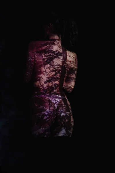 Rückseite Des Unbekleideten Mädchens Mit Schatten Auf Dem Körper Auf — Stockfoto