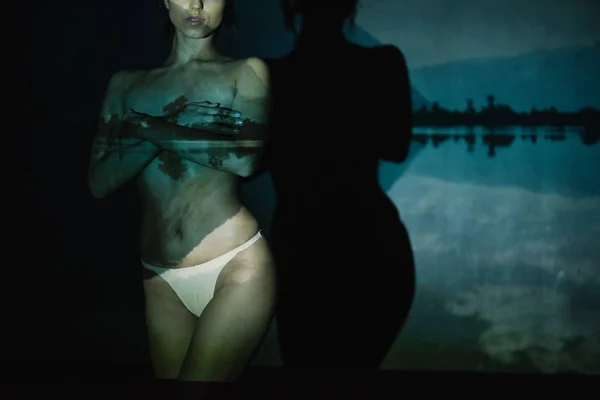 赤裸裸的年轻女子站在和覆盖乳房的黑色 — 图库照片