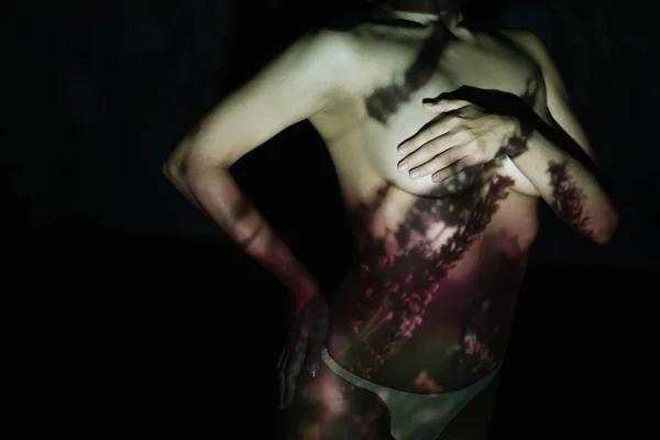 影で黒い腰に手を当てながら胸を覆う服を着た女性のトリミングされたビュー — ストック写真