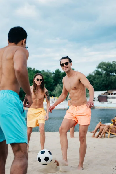 Guapos Alegres Amigos Multiculturales Jugando Fútbol Playa — Foto de Stock