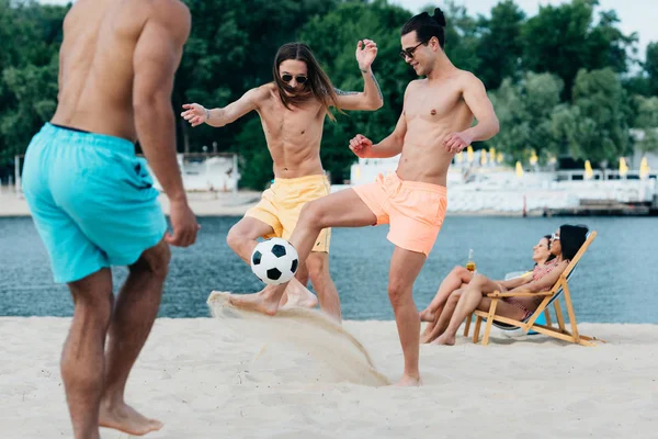 Emocionados Jóvenes Hombres Multiculturales Jugando Fútbol Playa — Foto de Stock