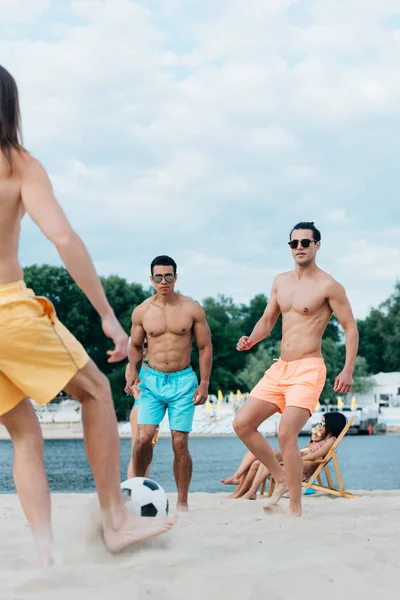 Hombres Multiculturales Guapos Sin Camisa Gafas Sol Jugando Fútbol Playa —  Fotos de Stock