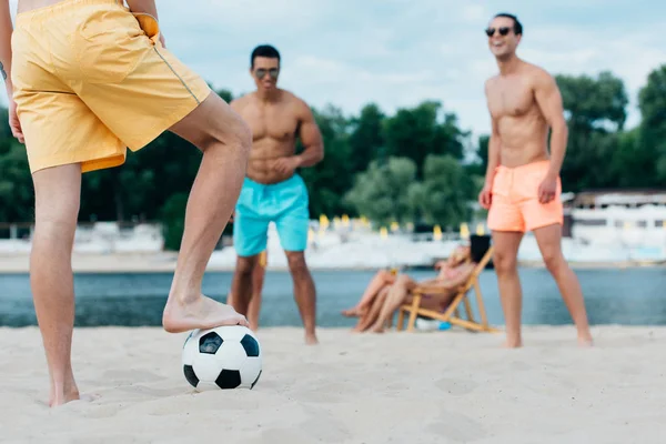 Homens Jovens Bonitos Sem Camisa Jogar Futebol Praia Areia — Fotografia de Stock