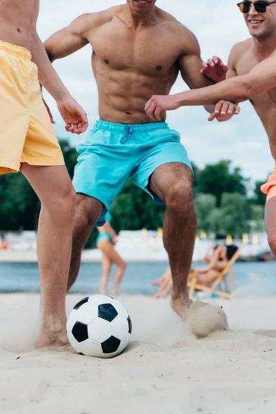 Częściowy Widok Młodych Wielokulturowych Przyjaciół Grających Piłkę Nożną Plaży — Zdjęcie stockowe