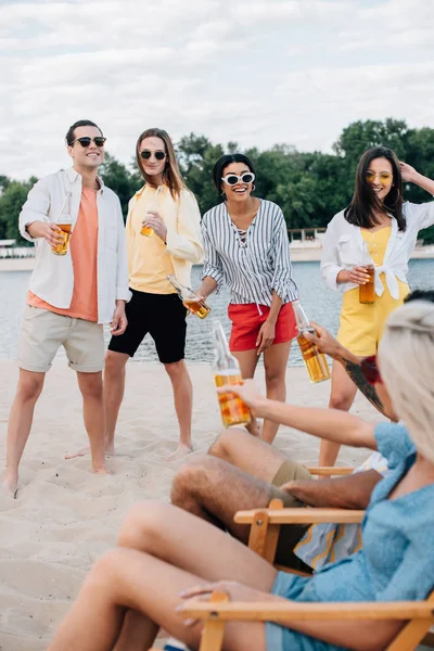 Young Multiethnic Friends Holding Bottles Beer While Having Fun Beach — Stock Photo, Image