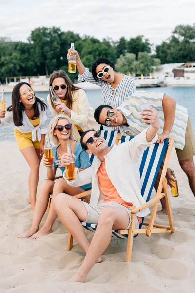 Amigos Multiculturais Alegres Tomando Selfie Enquanto Divertindo Praia — Fotografia de Stock