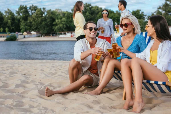 Jovens Amigos Multiculturais Conversando Bebendo Cerveja Enquanto Divertindo Praia — Fotografia de Stock