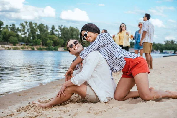 Jovem Casal Interracial Divertindo Praia Perto Amigos Multiculturais — Fotografia de Stock